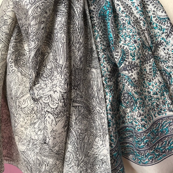 Beautiful Vintage blue&white silk scarf - Picture 5 of 11